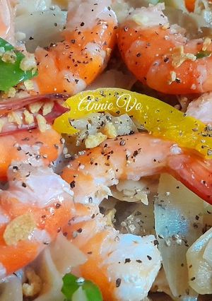 Hình của món Bánh đa đỏ xào tôm.