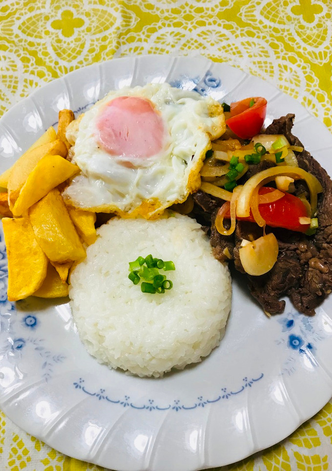 Una foto de Bistec encebollado!!