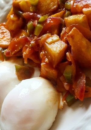 O poză a rețetei Ouă poșate și salată de legume.