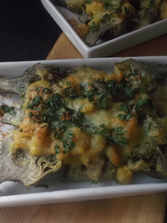 Una foto de Alcachofas con bechamel de gambas y perejil