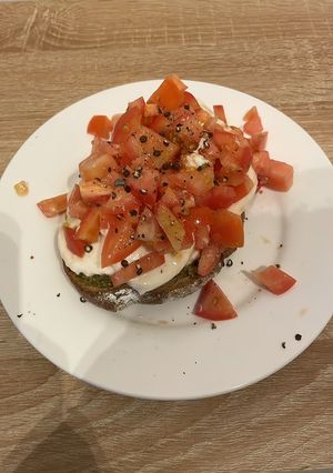 Hình của món Bánh mì nguyên cám và 2 loại topping tốt cho sức khoẻ.