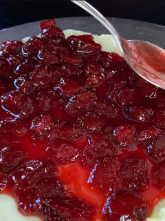 Una foto de Pastel helado de limón y fresas