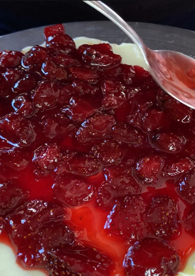 Una foto de Pastel helado de limón y fresas
