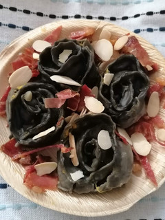 Foto di ROSETTE AL NERO DI SEPPIA CON ZUCCA ALLO SPECK E MANDORLE