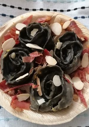 Foto di ROSETTE AL NERO DI SEPPIA CON ZUCCA ALLO  SPECK E MANDORLE