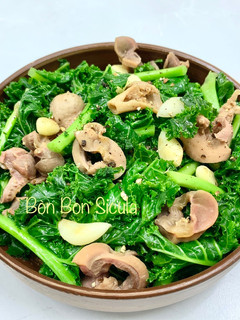 Hình của món Cải Xoăn Kale Xào Mề Gà.