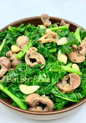 Hình của món Cải Xoăn Kale Xào Mề Gà.