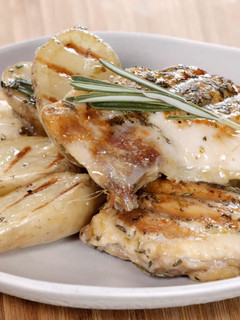 Una foto de Pollo al romero con patatas | Microwave Grill - Lékué