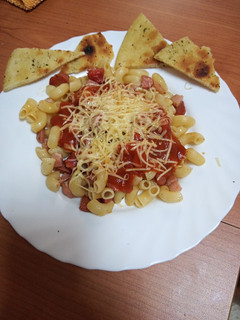 Una foto de Pasta corta con salchicha, bacon y chistorra