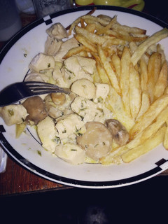 Una foto de Pollo al champignón con papas fritas
