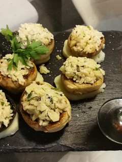 Una foto de Champiñones rellenos de risotto en base de patata🌱vegetariana