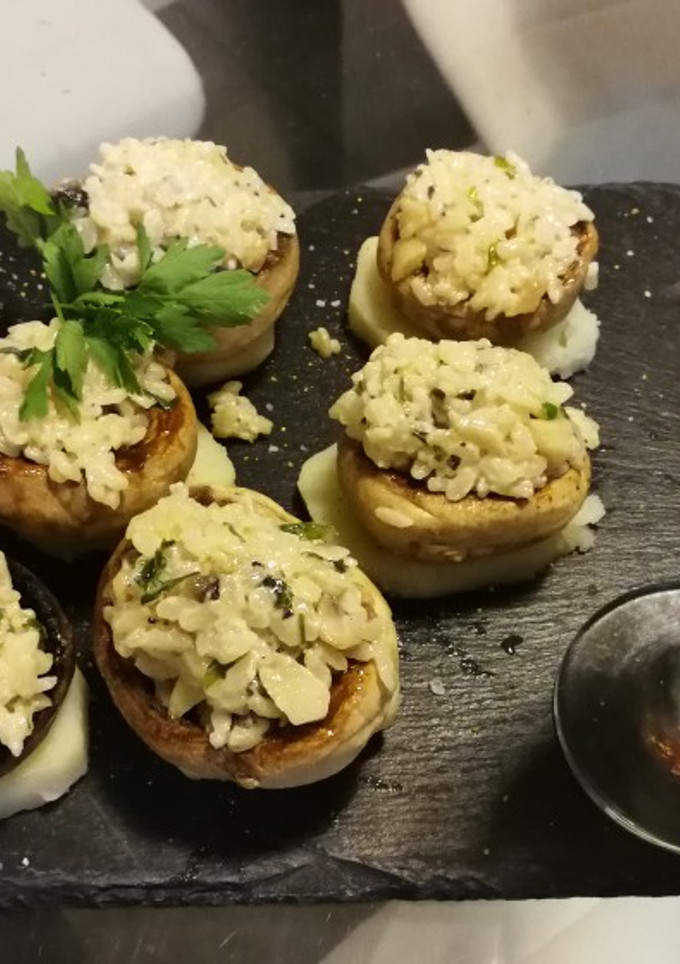 Una foto de Champiñones rellenos de risotto en base de patata🌱vegetariana