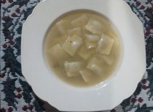 Una foto de Caldo de pollo (carcasa y menudos) con vegetales, para pastas
