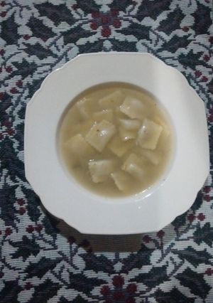Una foto de Caldo de pollo (carcasa y menudos) con vegetales, para pastas