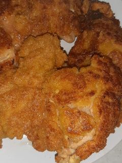 Kukoricalisztbe panírozott csirkecomb recept fotója