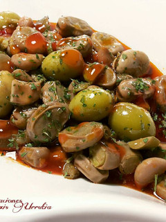 Una foto de Habas tiernas con sofrito de ajos, perejil y olivas verdes