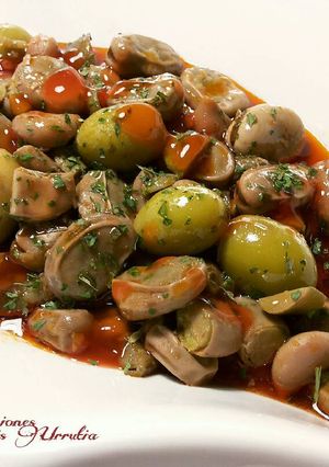 Una foto de Habas tiernas con sofrito de ajos, perejil y olivas verdes
