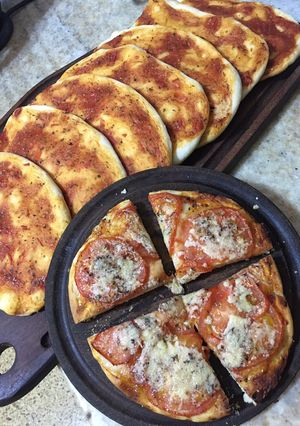 Una foto de Pizzas. Variedad 🍕🍕🍅🍅