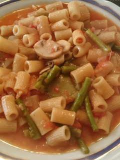 Una foto de Macarrones de verano