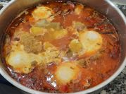Una foto de guiso de bacalao y alcachofas