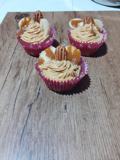 Una foto de Muffins de plátano y nuez, con una cobertura de dulce de leche