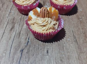 Una foto de Muffins de plátano y nuez, con una cobertura de dulce de leche