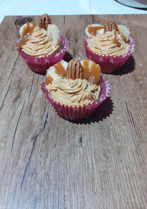 Una foto de Muffins de plátano y nuez, con una cobertura de dulce de leche