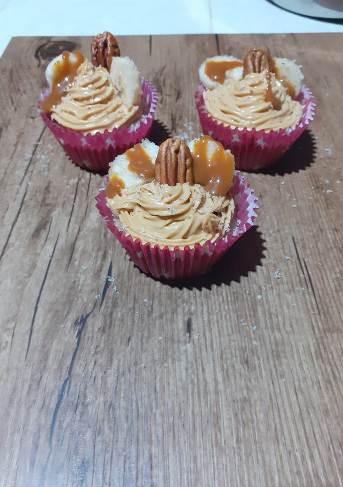 Una foto de Muffins de plátano y nuez, con una cobertura de dulce de leche