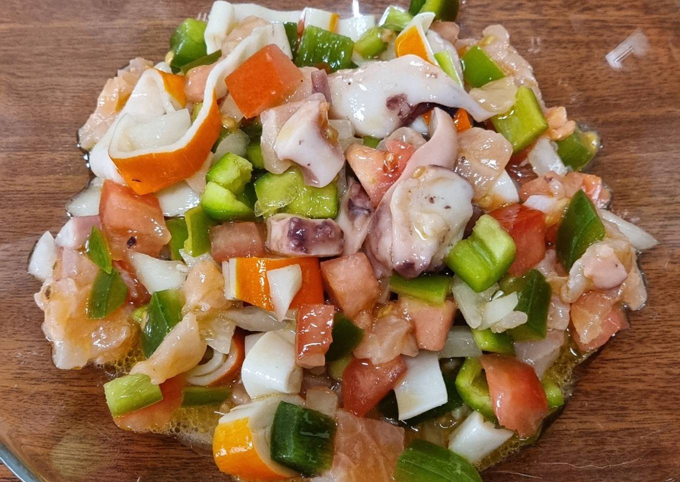 Aliño de salmón, surimi y pota