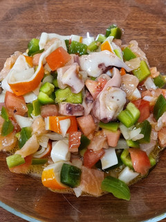 Una foto de Aliño de salmón, surimi y pota