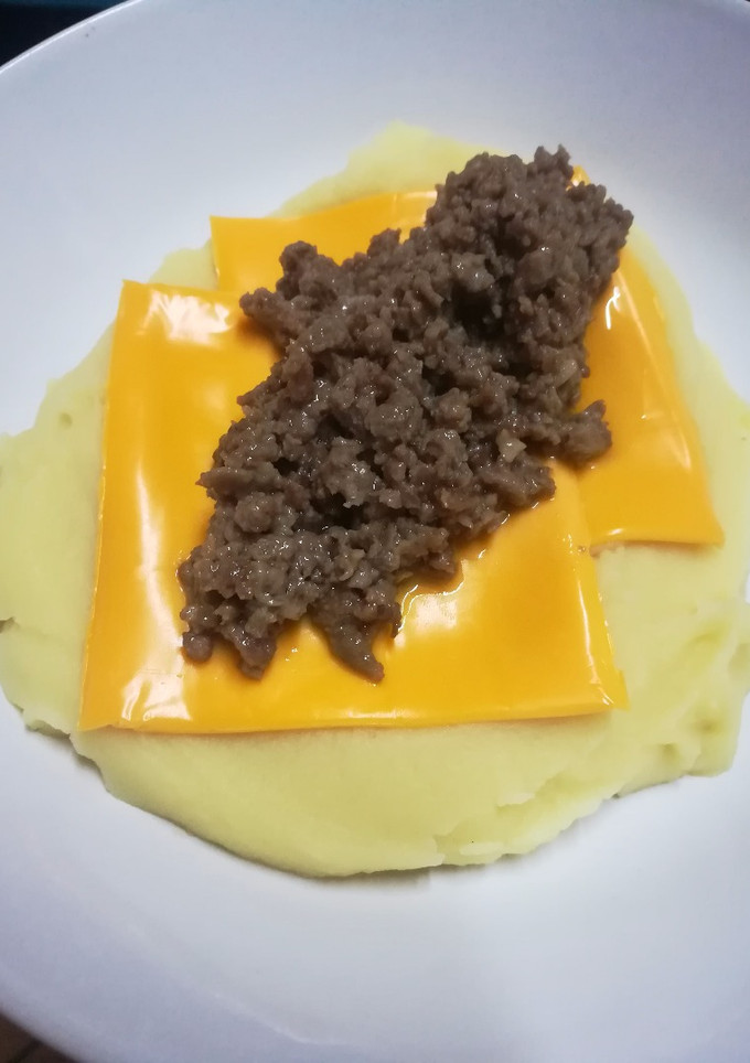 Una foto de Puré de patata con queso  y carne