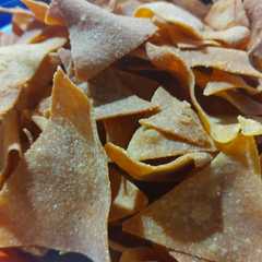 A picture of Nachos caseros tipo Doritos.