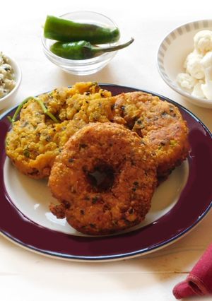 A picture of 10 minutes snack--Aromatic flavorful tasty cauliflower methu vadai.