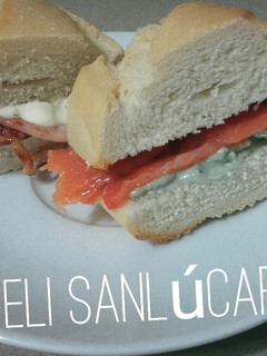 Una foto de Sabores de Sanlúcar! Montadito de pollo relleno con ali oli y palometa con roquefort