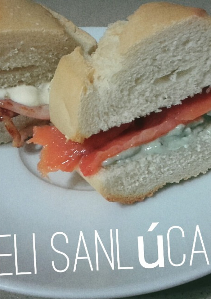 Una foto de Sabores de Sanlúcar! Montadito de pollo relleno con ali oli y palometa con roquefort