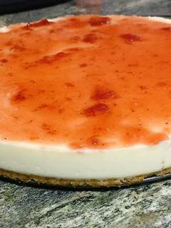 Una foto de Tarta de queso con mermelada de fresa / cheesecake sin horno