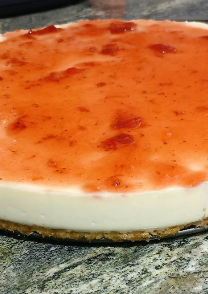 Una foto de Tarta de queso con mermelada de fresa / cheesecake sin horno
