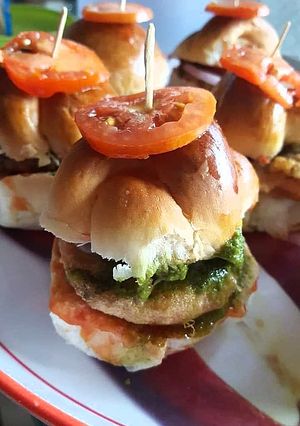 A picture of Potatoes Bun kabab with mint chutney.