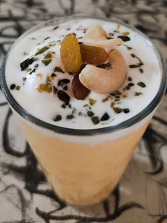 मैंगो मिल्क शेक विथ वनीला आइसक्रीम (mango milk shake with vanilla icecream recipe in Hindi) रेसिपी मुख्य फोटो