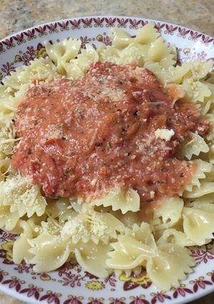 Una foto de Fideos moño con salsa rosa🍝