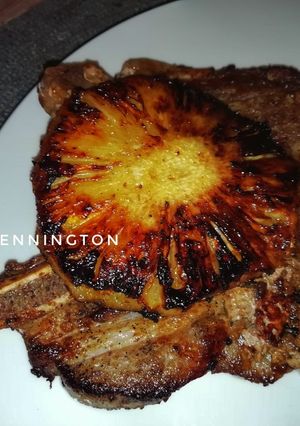 Una foto de Chuleta de cerdo con piña asada y salsa de ostión