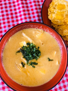 Una foto de Crema de zapallo con pollo y queso