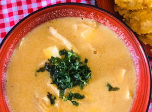 Una foto de Crema de zapallo con pollo y queso