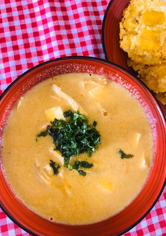 Una foto de Crema de zapallo con pollo y queso