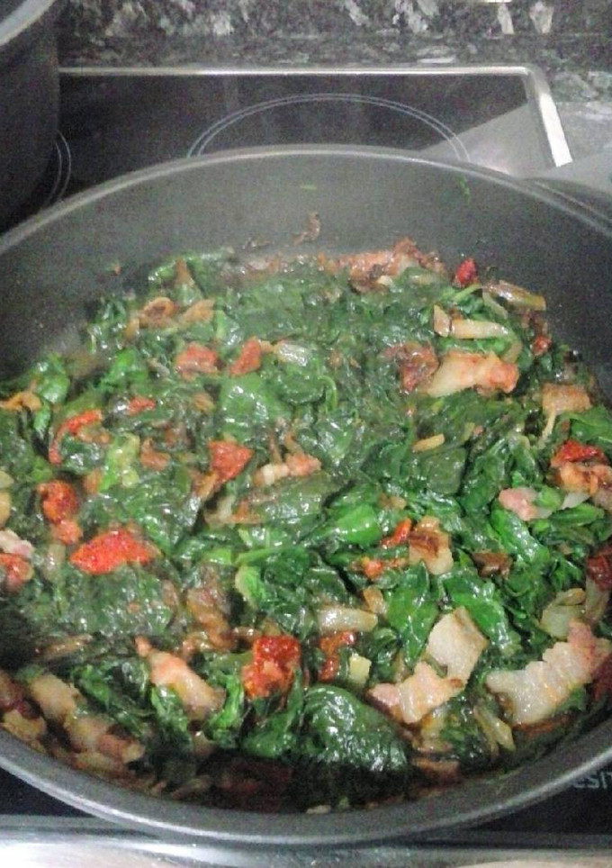 Una foto de Espinacas con tomates secos