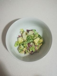 Una foto de Ensalada de manzana con nueces y salsa de yogur