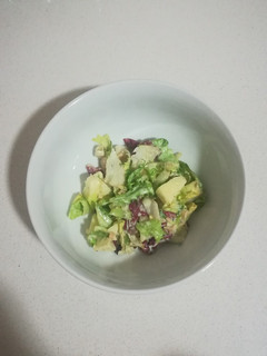 Una foto de Ensalada de manzana con nueces y salsa de yogur