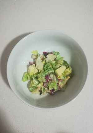 Una foto de Ensalada de manzana con nueces y salsa de yogur