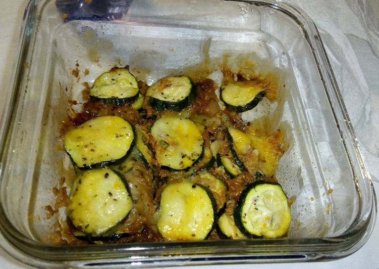 Empanada de calabacín con atún, tomate y huevos de codorniz