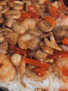 Una foto de Noodles con Gambas y Verduras